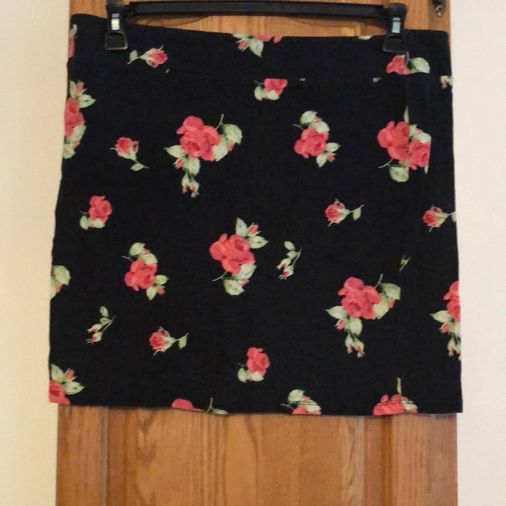 BLACK FLOWER SKIRT